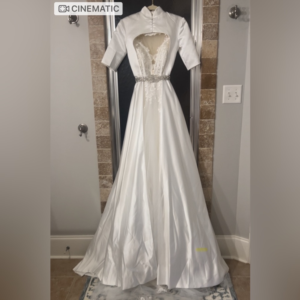 White and ivory wedding dress size 6/8